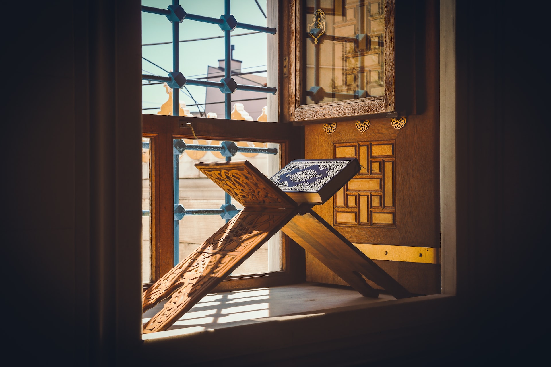 Prevod komentara sure En-Nās iz tefsira صفوة التفاسير Muhammed ‘Ali Eṣ-Ṣābūnija 1 Foto: Anis Coquelet / unsplash.com
